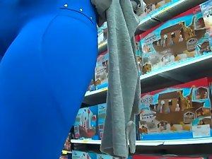 Superb cameltoe on her blue pants Picture 3