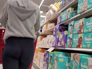 Little booty and hot thong in supermarket Picture 3