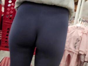 Little booty and hot thong in supermarket Picture 5