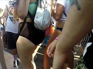 Rave girl shakes her sweet little ass Picture 1
