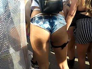 Rave girl shakes her sweet little ass Picture 4