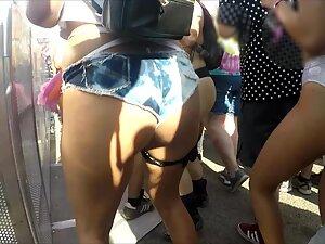 Rave girl shakes her sweet little ass Picture 5