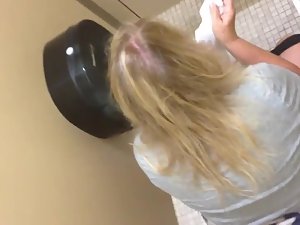 Nice view of a girl pissing in a toilet stall Picture 7