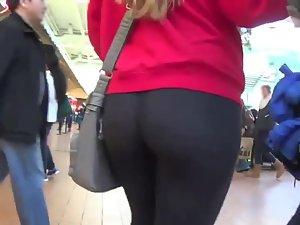 Her pants are so tight they show a thong Picture 6