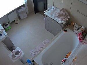 Spying on amazing naked woman in bathroom Picture 1