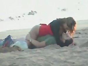 Teenage couple got horny on a beach