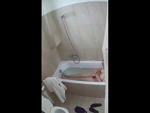Hidden cam caught busty girl playing with her pubes in bathtub Picture 3
