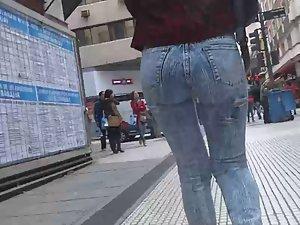 Nice ass in torn jeans Picture 1