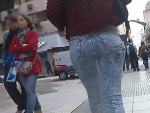 Nice ass in torn jeans Picture 2