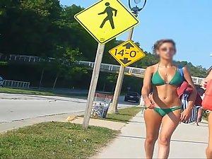 Sexy girl walking towards the beach Picture 3