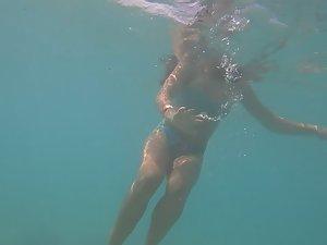 Voyeur swims close to hot teen girl Picture 1