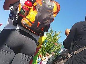 Milf's thong slips out like whale tail Picture 5