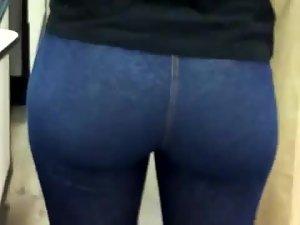Great butt in a pair of tight blue jeans Picture 4