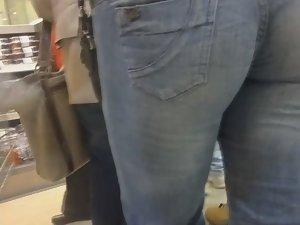 Milf's soft ass squeezed in jeans Picture 1