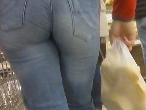 Milf's soft ass squeezed in jeans Picture 4
