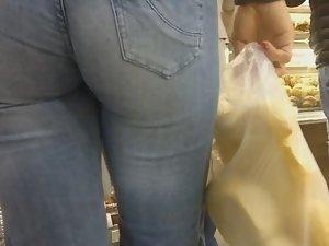 Milf's soft ass squeezed in jeans Picture 5
