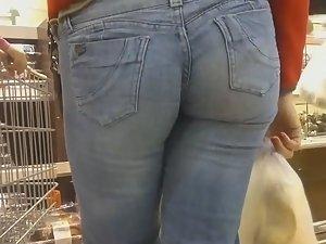 Milf's soft ass squeezed in jeans Picture 7