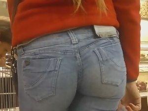Milf's soft ass squeezed in jeans Picture 8