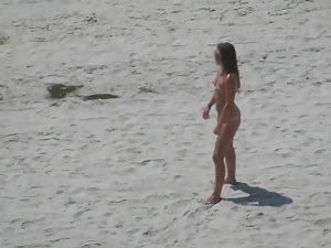 Nudist girl sucks at frisbee Picture 2