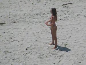 Nudist girl sucks at frisbee Picture 5