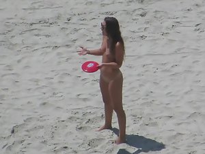 Nudist girl sucks at frisbee