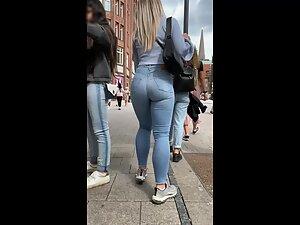 Interesting shorty got a thick ass in tight jeans Picture 2
