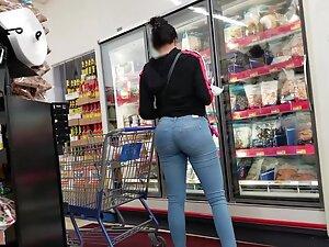 Milf's ass fills out jeans in a hot way Picture 2