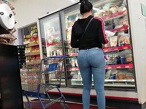 Milf's ass fills out jeans in a hot way Picture 4