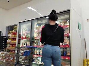 Milf's ass fills out jeans in a hot way Picture 6