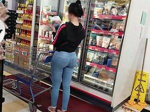 Milf's ass fills out jeans in a hot way Picture 7