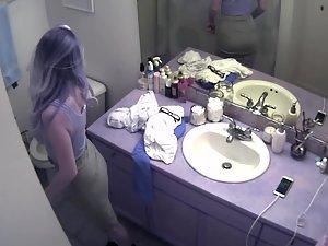 Spying on sister preparing for night out Picture 4