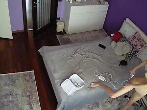 Spying on skinny girl doing her own depilation Picture 1