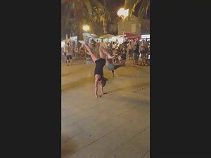 Flexible street dancer does her thing Picture 3