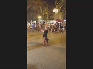 Flexible street dancer does her thing Picture 7