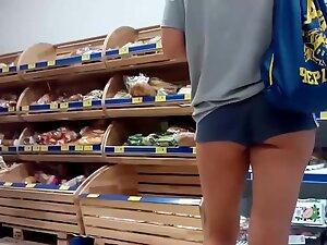 Voyeur caught a priceless bend over in supermarket Picture 3