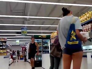 Voyeur caught a priceless bend over in supermarket Picture 6