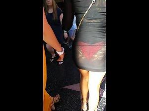 Sunlight made her black dress totally transparent Picture 2