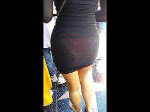 Sunlight made her black dress totally transparent Picture 5