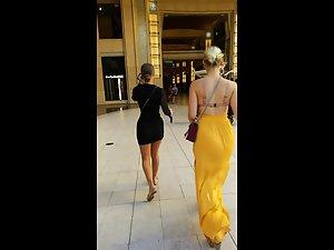 Sunlight made her black dress totally transparent Picture 8