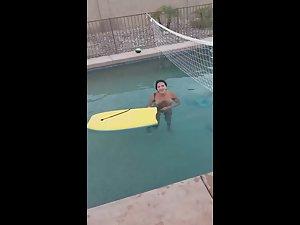 Boyfriend teases naked girlfriend in swimming pool Picture 2