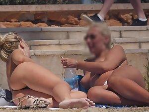 Two fun blonde women in topless Picture 4