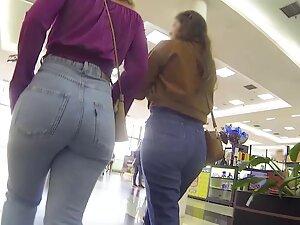 Inspecting how big booty fills up tight blue jeans Picture 1