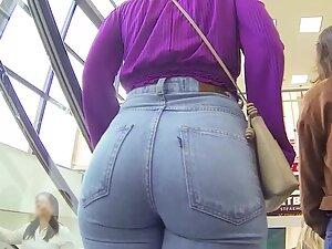 Inspecting how big booty fills up tight blue jeans Picture 3