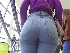 Inspecting how big booty fills up tight blue jeans Picture 4