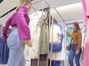 Inspecting how big booty fills up tight blue jeans Picture 7