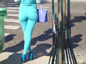 Turquoise color made her body stand out Picture 6
