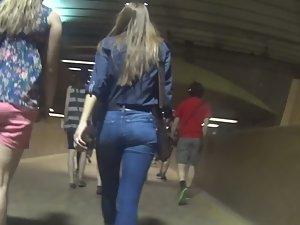 Hot girl in jeans escapes from camera Picture 7