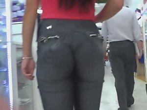 Ass crack swallowed the sweatpants Picture 1