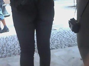 Ass crack swallowed the sweatpants Picture 3