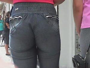 Ass crack swallowed the sweatpants Picture 4